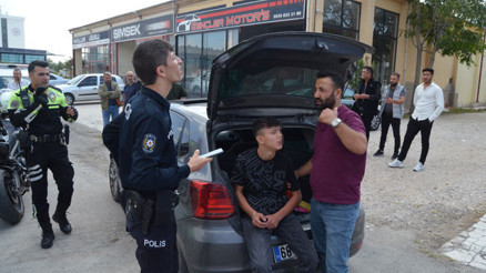 Dur ihtarına uymayan araçtan 14 yaşında çocuk çıktı