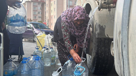 Boru hattı patladı, evlerde günlerdir su akmıyor... Belediye tankerlerle dağıtım yapıyor