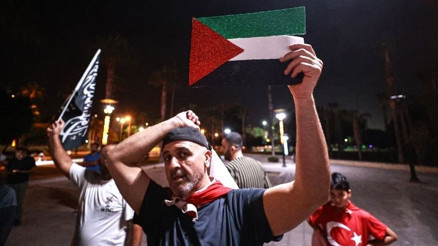 İsraile tepkiler çığ gibi, binlerce insan meydanlara indi İsraile tepkiler çığ gibi, binlerce insan meydanlara indi