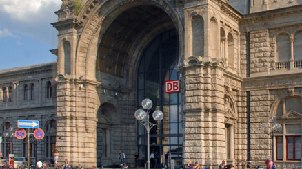 Nürnberg garında Amerikan askerleri