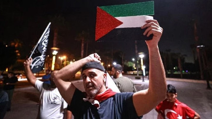 İsraile tepkiler çığ gibi, binlerce insan meydanlara indi