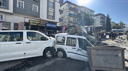 Freni arızalanan kamyon 15 araca çarptı Yaralılar var