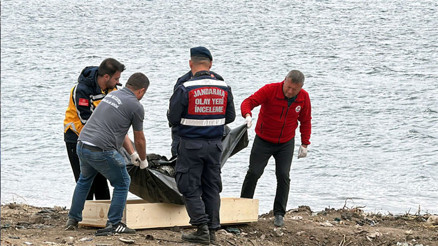 Meriç Nehrinde erkek cesedi Çalışanlar fark etti Meriç Nehrinde erkek cesedi Çalışanlar fark etti
