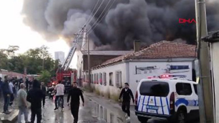 İzmirde depo yangını kontrol altına alındı