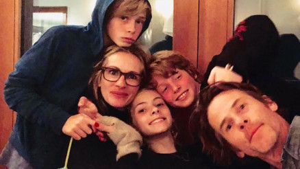 Cıvıl cıvıl yuvası şimdi bomboş... Ünlü oyuncu elinde kalan tek çocuğunun ardından ağlıyor