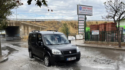 İzmirde etkili olan sağanak sonrası yollar göle döndü