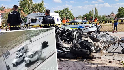 Kırmızı ışıkta duran otomobil, aracın çarpmasıyla ikiye bölündü Feci kaza kamerada