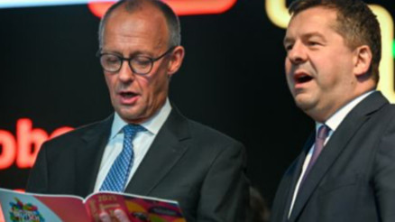 Merz de şarkı söyledi