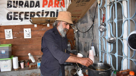 Tabeladaki yazıyı gören geliyor Resmen bedava veriyor | Böyle bir yeri Türkiyenin başka hiçbir yerinde görmedim Tabeladaki yazıyı gören geliyor Resmen bedava veriyor | Böyle bir yeri Türkiyenin başka hiçbir yerinde görmedim