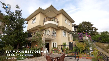 Halil Ergün dört katlı, boğaz manzaralı evinin kapılarını Evrim Akına açtı