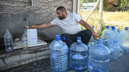 Başkentte yaşanan su kesintisinden etkilenen vatandaşlar çeşmelerden su dolduruyor