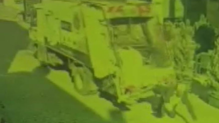 Feci olay kamerada: Geri manevra yapan çöp kamyonunun altında kaldı, hayatını kaybetti