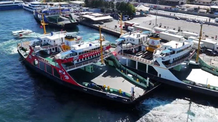 Son dakika: İstanbul Sirkecide bir feribot, iskeleye çarptı