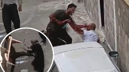 Sokak ortasında tüyler ürperten olay: Annesini tekmeledi, ağabeyini öldürdü