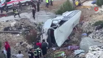 Mersin’de tarım işçilerini taşıyan minibüs şarampole devrildi: 5 can kaybı, 14 yaralı