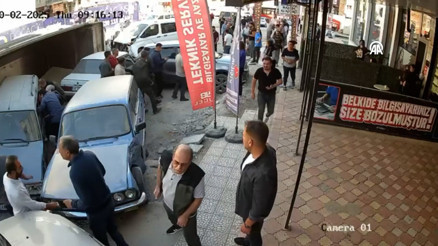 Freni arızalanan kamyonun 15 araca çarpması güvenlik kamerasında