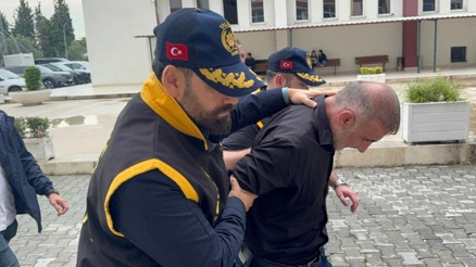 Silah tutukluk yapınca yeniden kurdu… Eşi Belgin’i gözünü kırpmadan vurdu, ifadeleri kan dondurdu Silah tutukluk yapınca yeniden kurdu… Eşi Belgin’i gözünü kırpmadan vurdu, ifadeleri kan dondurdu