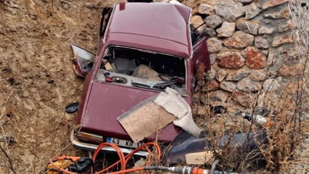 Feci kaza… Araç istinat duvarına çarptı: İki ölü