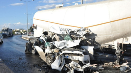 Film gibi olay TIR tarafından ezilen aracın şoförü saniyelerle kurtuldu