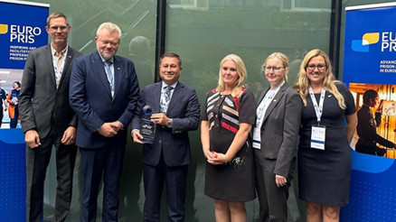 Umut Varsa Hayat da Vardır projesine ödül