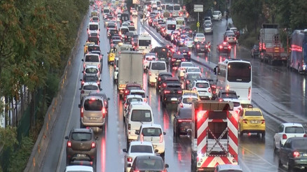 İstanbulda yağmurun etkisi ile yoğun trafik oluştu