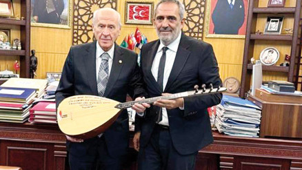 Bağlamasını hediye etti