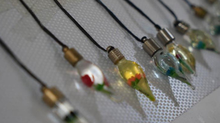 Pirinç tanesinden kolyeler demode oldu, yeni trend bebek dişi kolyeleri