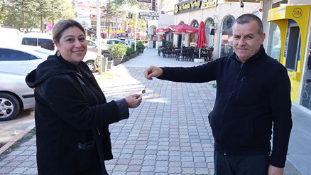 Sokakta buldu, gazeteye ilan verip sahibine ulaştırdı