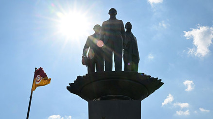 Galatasaray stadının önünde Atatürk, Tevfik Fikret ve Ali Sami Yenin anıt heykeli açıldı