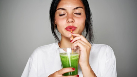 Doğal enerji ve detoks içeceği: Chia tohumu, salatalık, elma, zencefil ve limon karışımı