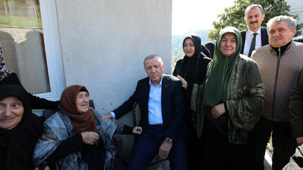 Cumhurbaşkanı Erdoğan Rizede... Komşularıyla sohbet etti, Ayder Yaylasını ziyaret etti