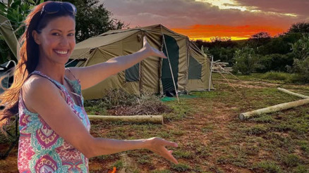 Doğada yaşamak ona yaramış...Ünlü oyuncu hiç yaşlanmamış... Şöhreti elinin tersiyle itip uzak diyarlarda kendini hayvanlara adadı Doğada yaşamak ona yaramış...Ünlü oyuncu hiç yaşlanmamış... Şöhreti elinin tersiyle itip uzak diyarlarda kendini hayvanlara adadı