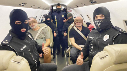 Uyuşturucu baronları Türkiyeye getirildi Uyuşturucu baronları Türkiyeye getirildi