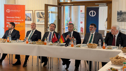 Anadolu Üniversitesi mezunları diplomalarını aldılar