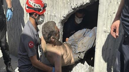 Pasaportunu kaybetti, hayatı karardı Sıkıştığı yerden 6 saate zor çıkardılar