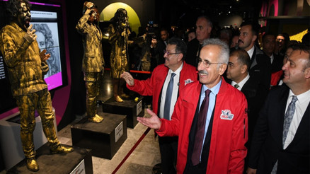 Bakan Uraloğlu Bilim Festivalini ziyaret etti Bakan Uraloğlu Bilim Festivalini ziyaret etti