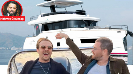 Yeni teknesinde arkadaşını ağırladı