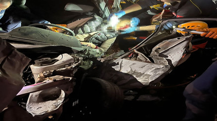 Feci kaza Genç şoför kağıda dönen arabada sıkıştı