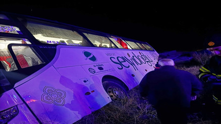 Zehirlenip fenalaşan şoförün kullandığı otobüs devrildi: 6 yaralı
