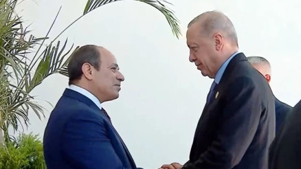 Mısır lideri Sisi, Erdoğanı kapıda karşıladı