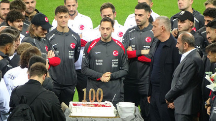 Hakan Çalhanoğluna 100. milli maç sürprizi