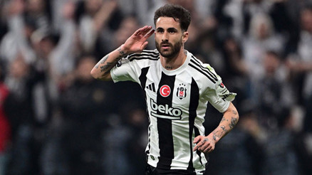 Rafa Silva golcülere kafa tutuyor