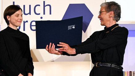 Edebiyat ödülü sahibini buldu