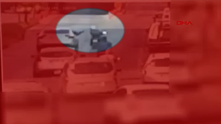 Otomobili üzerine sürdüğü motosikletlinin ölümüne neden olduğu anlar kamerada Otomobili üzerine sürdüğü motosikletlinin ölümüne neden olduğu anlar kamerada