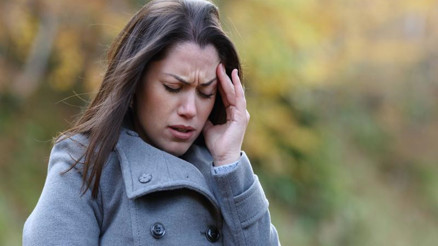 Baş ağrısı şikayetiyle hastaneye gelenlerin sayısı arttı Sonbaharda baş ağrısını tetikleyen 7 neden Baş ağrısı şikayetiyle hastaneye gelenlerin sayısı arttı Sonbaharda baş ağrısını tetikleyen 7 neden