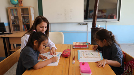 İki öğrencisinin hem öğretmeni hem arkadaşı
