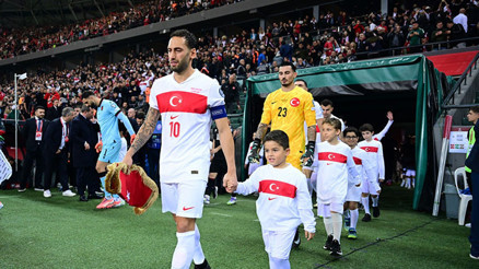 Filistinli çocuklar, milli futbolcularla birlikte seremoniye çıktı