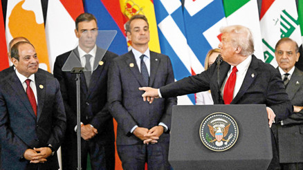 Trump zirveyi şova çevirdi: Liderler arkasına sıralandı