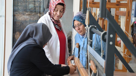 Emekli oldu, ehramı sandıktan çıkarıp kadınlara iş kapısı sağladı Emekli oldu, ehramı sandıktan çıkarıp kadınlara iş kapısı sağladı