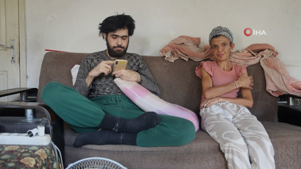 3 yıldır evden çıkmıyor, banyo yapmıyor, sadece telefon ve bilgisayarla yaşıyor